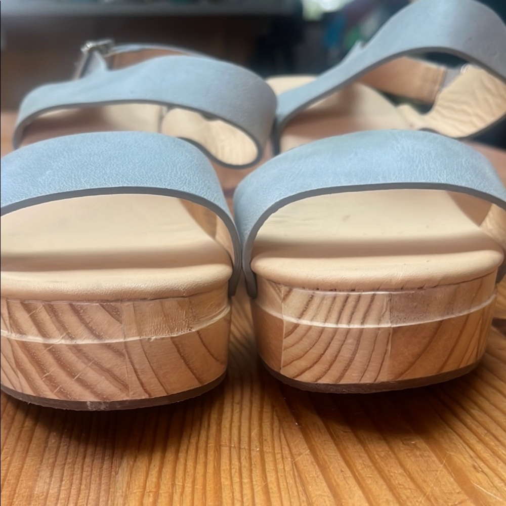 Nisolo Gray Leather Sandals with Chic Elevation on wooden platform. - Picture 5 of 11